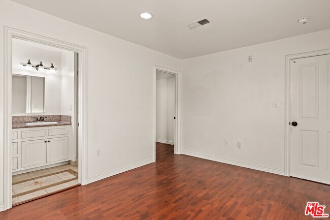 Building Photo - 2667 Menlo Ave