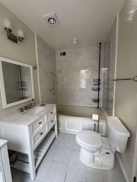 Master bathtub - 11077 Palms Blvd