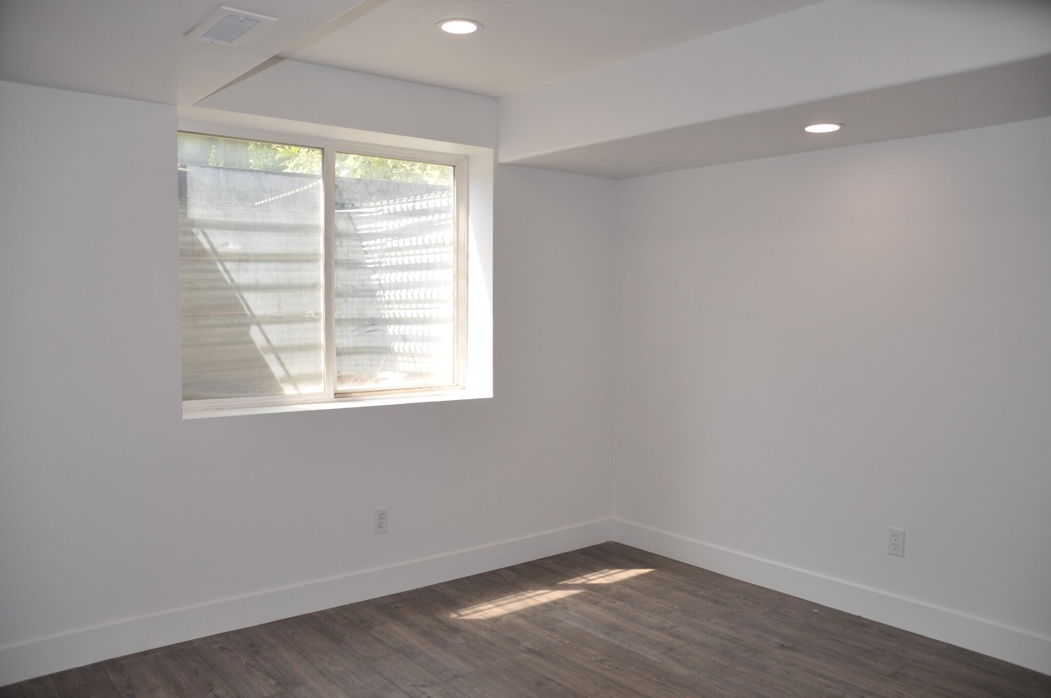 Building Photo - 752 Village Way N