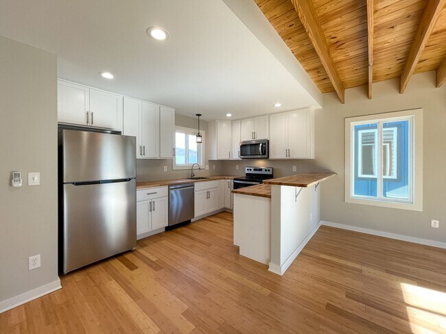Building Photo - Beautiful, Newer-Construction Compact Cott...
