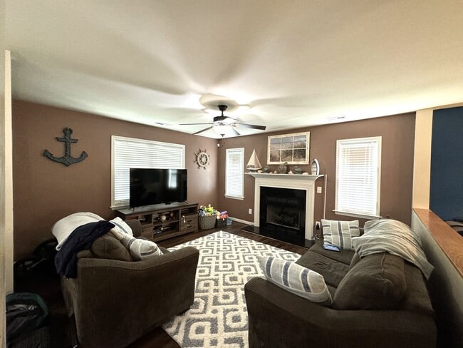 Building Photo - An adorable home within the City!