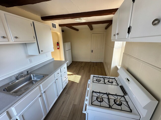 Building Photo - Top Floor, Renovated 1 Bedroom Apartment-York City SD