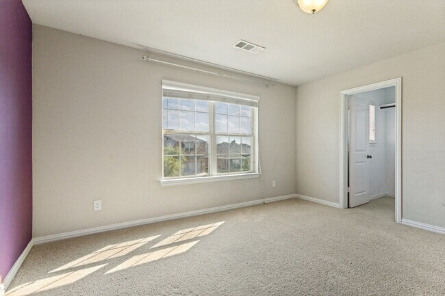 Building Photo - "Spacious 5-Bedroom Oasis with Granite Elegance and Hardwood Charm in Fort Worth!"
