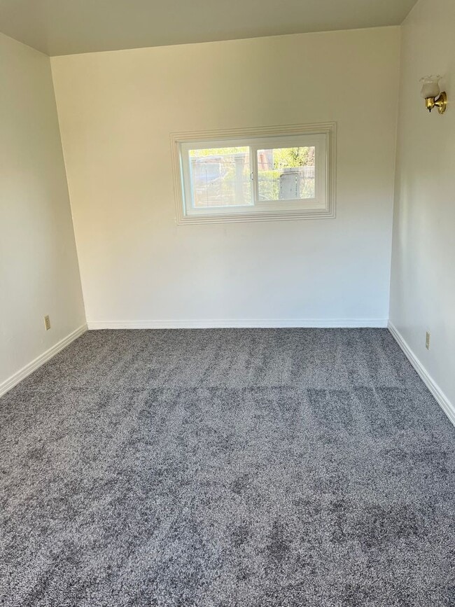 Building Photo - 1 Bedroom Cottage w/ sunroom