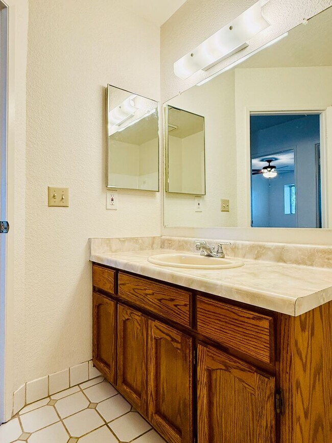 Building Photo - AVAILABLE NOW!!!