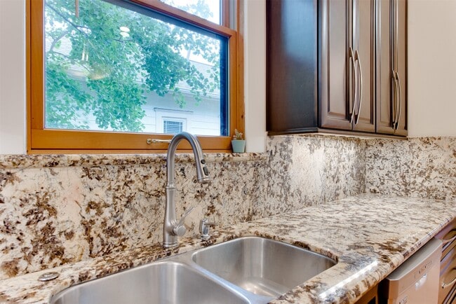 Building Photo - 401 Willard St