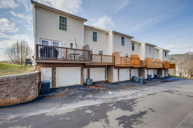 Building Photo - Now Available | 2 Bedroom 2.5 Bath | Bristol, TN