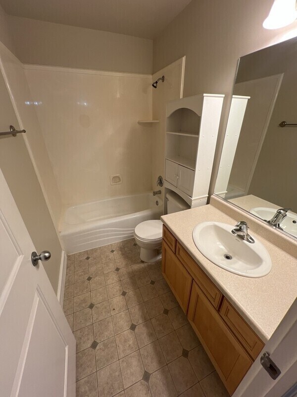 Building Photo - 943 450 E