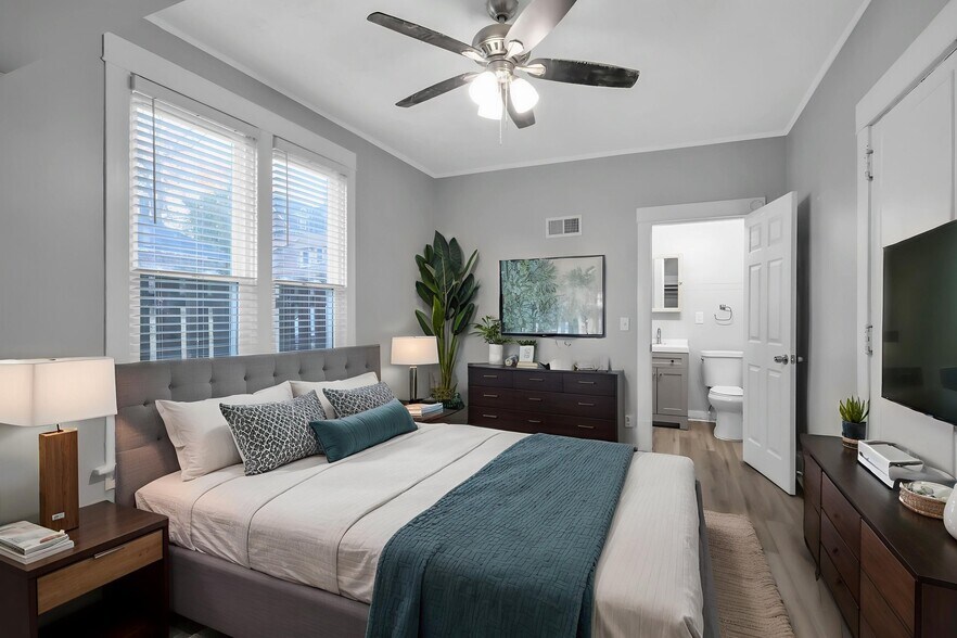 Building Photo - 3860 Dodge St