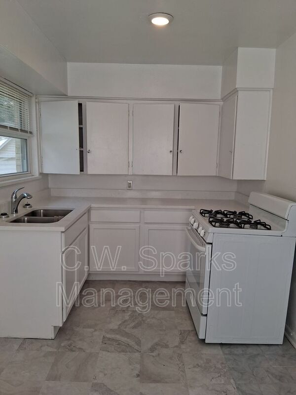 Building Photo - 3021 Avon St