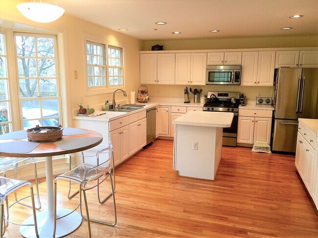 Building Photo - Miraculous & Palatial 5 Bedroom 3.5 Bathro...