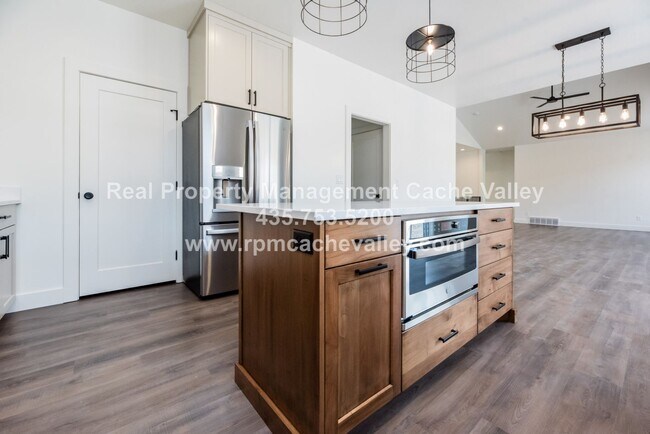 Building Photo - Gorgeous 3 br 2 bath home in Hyde Park! Ha...