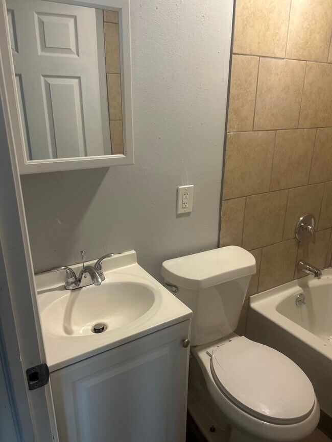 Building Photo - 17568-70 Lake Shore Blvd