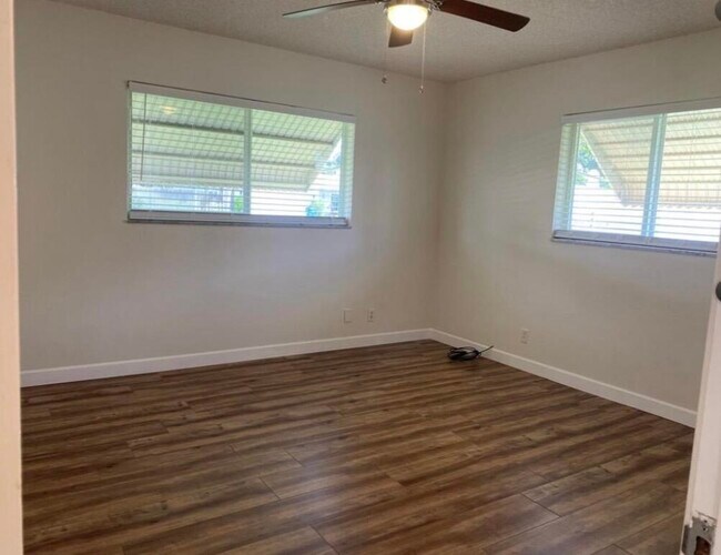 Building Photo - 1230 SE 14th Dr