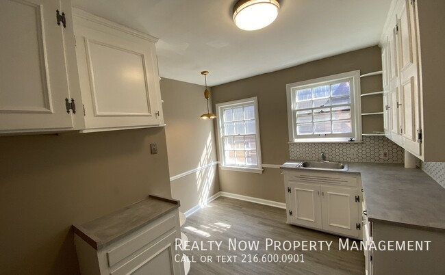 Building Photo - Shaker Heights 4 bed 2 bath UP