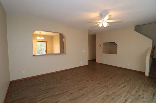 Building Photo - Spacious Town House for Rent