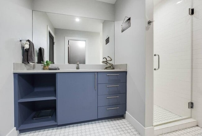 Building Photo - 1802 W 10th St