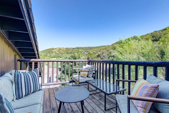 Building Photo - Charming Park City Condo!