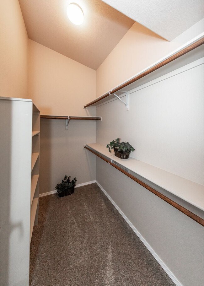 Building Photo - Centrally Located End Unit 3 Bed Townhouse in D20