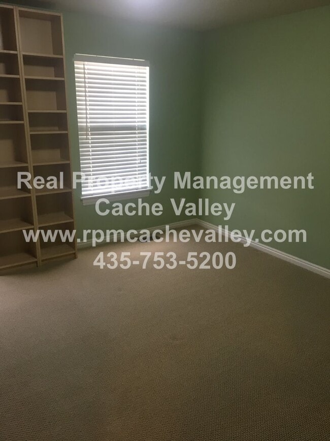 Building Photo - Pet Friendly, 2 br 1.5 bath Town home. Ava...