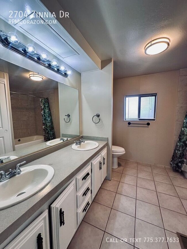 Building Photo - 2704 Zinnia Ave