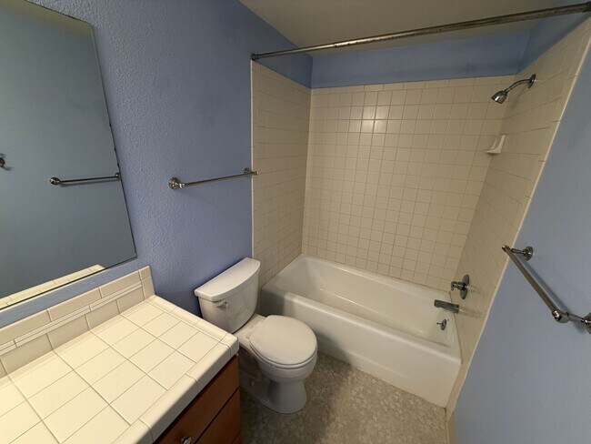 Building Photo - Charming Condo Located in the Highly Desirable Mountain Park Neighborhood of Lake Oswego.