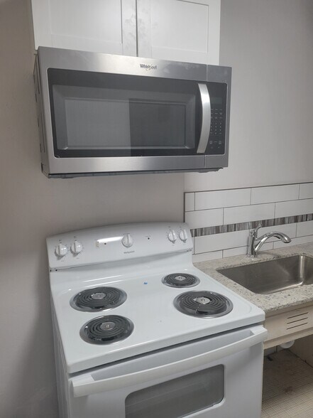 Building Photo - 515 W 7th Ave