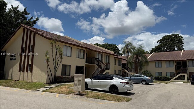 Building Photo - 2550 Riverside Dr