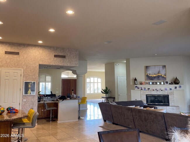 Building Photo - 1081 N Brandon Dr