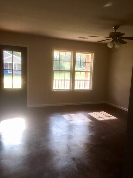 Building Photo - 120 Villa Ln