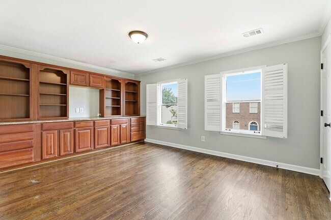 Building Photo - Charming 3BR Townhome with Elevator in the Heart of Fayetteville