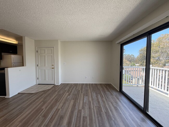 Building Photo - Quail Meadows Upstairs Condo with Easy Access to 101 Frwy/VSFB