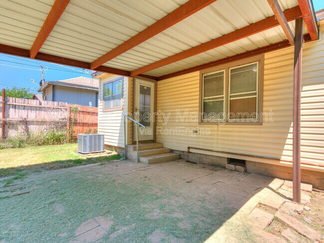 Building Photo - 532 SW 27th St