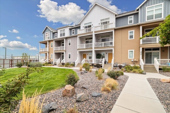 Building Photo - Beautiful, updated 3 bedroom townhome!