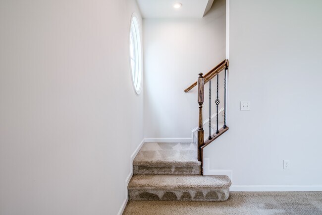 Building Photo - 2048 Oglethorpe Dr