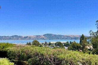Building Photo - Charming, Furnished 1-bedroom Condo in Sausalito.