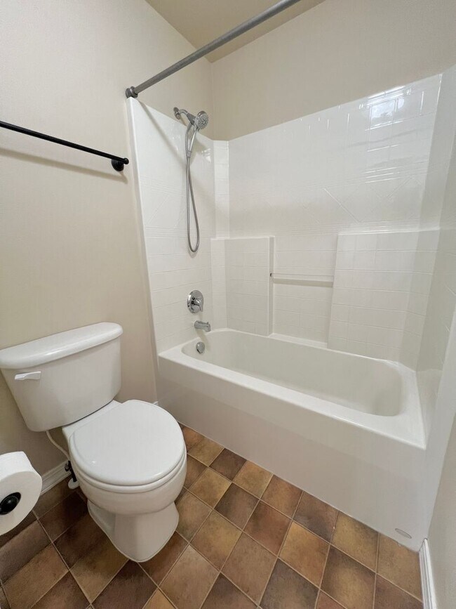 Building Photo - 5 Bed 3 Bath Bridge Tower Beauty