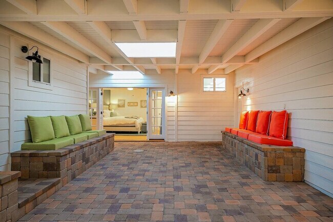 Building Photo - 1185 Tamarack Ave