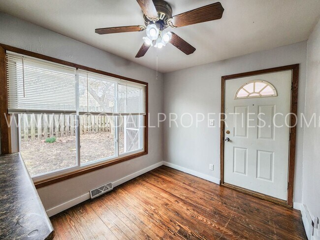 Building Photo - Great Deal !!! 4 Bedroom 1 Bath Home in Des Moines