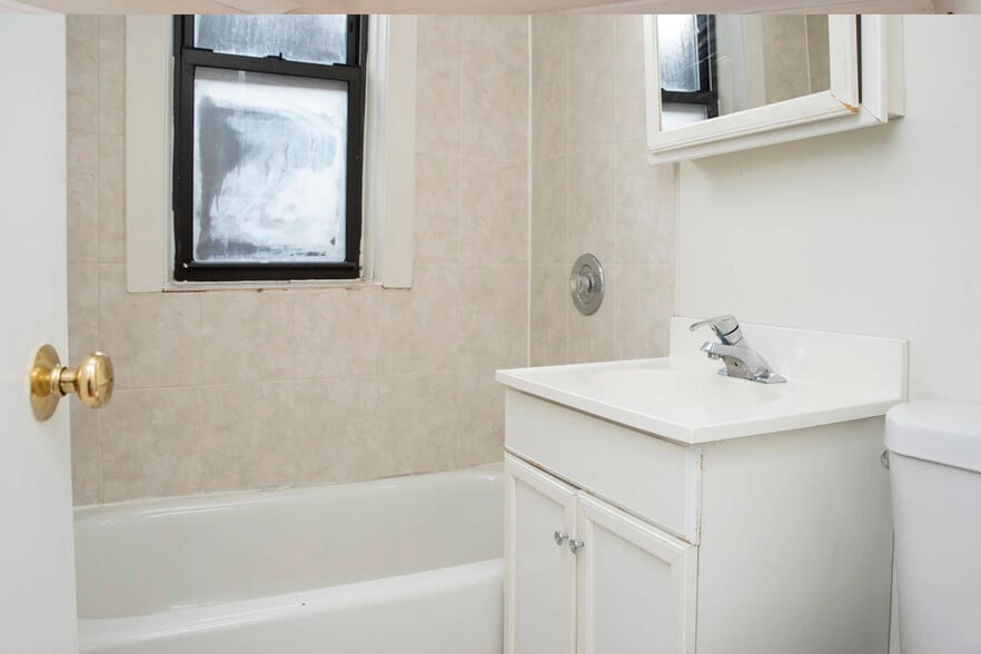 Building Photo - 839 W Cornelia Ave