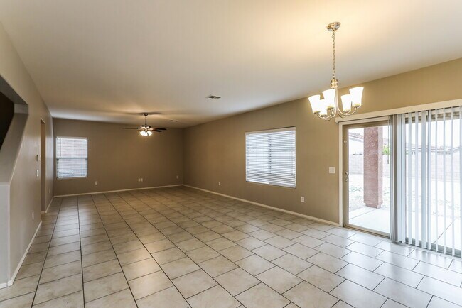 Building Photo - 207 E Calle Vivaz