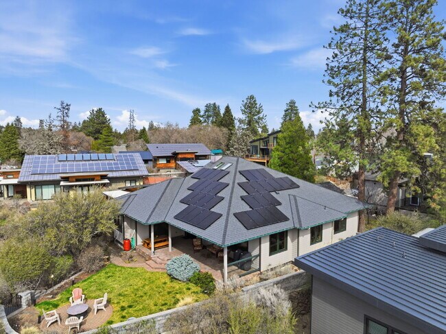 Building Photo - Beautiful 3-Bedroom Home Above Miller’s Landing with River and Mountain Vistas