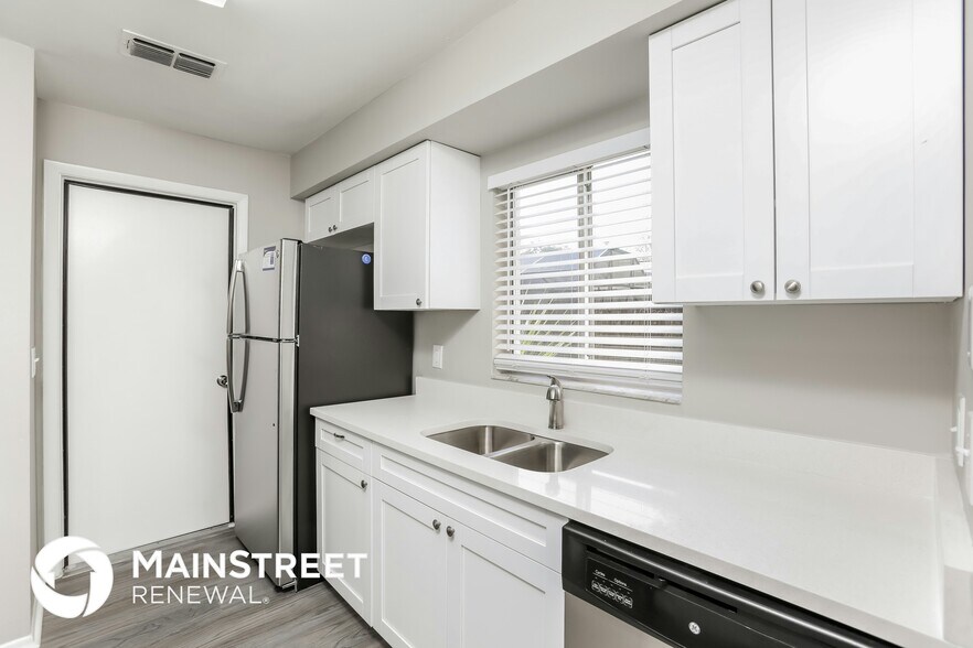 Building Photo - 105 Whispering Pines Ct