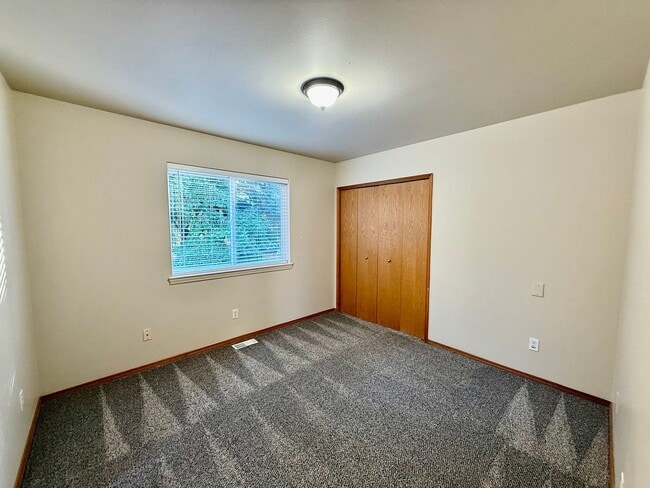 Building Photo - Charming 3 bed, 2.5 bath townhome located ...