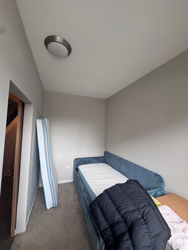 Building Photo - Luxurious 3-Bedroom, 3-Bath Townhouse Loca...