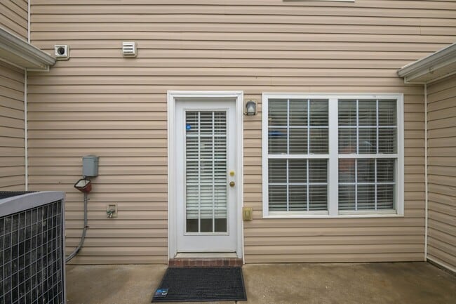 Building Photo - Lee Crossing Neighborhood, Easy access to ...