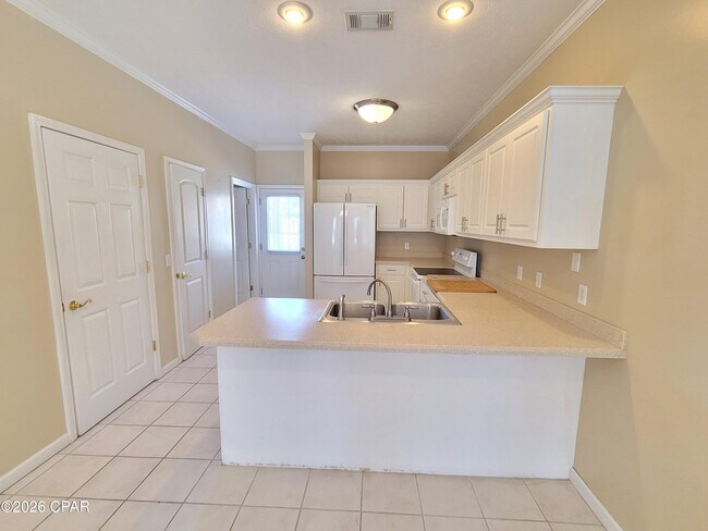 Building Photo - 4008 Crescent Dr