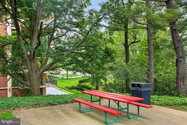 Building Photo - 1300 Army Navy Dr