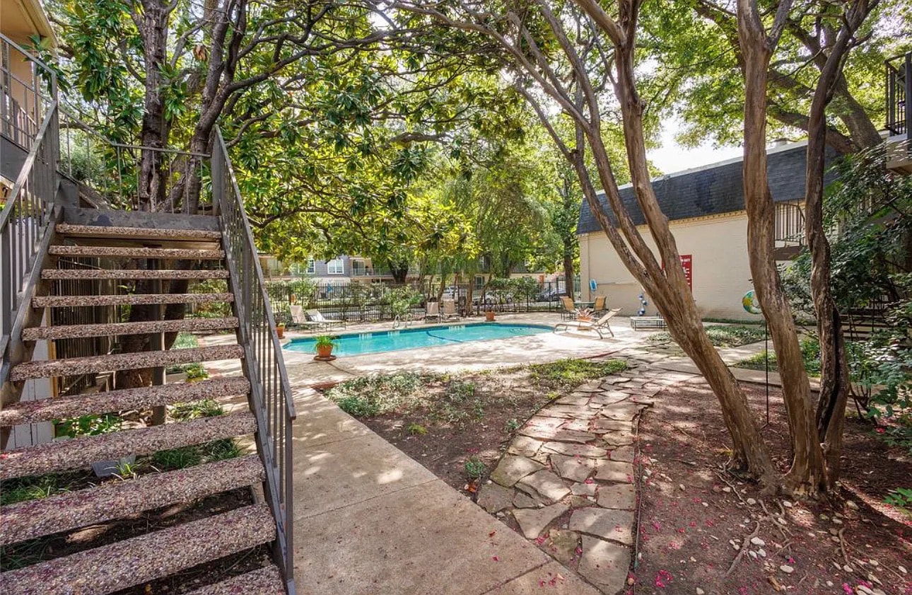 Building Photo - Room in Condo on Fleetwood Oaks Ave