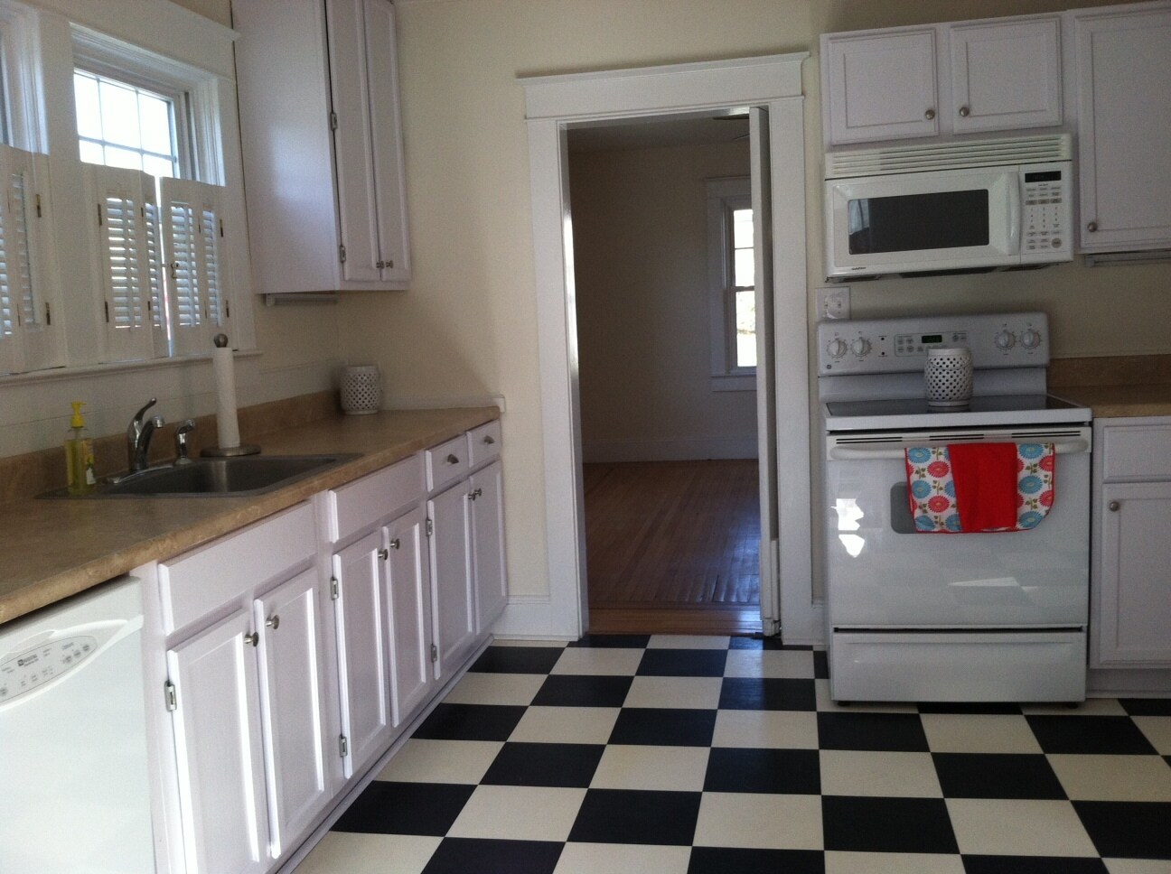 Spacious kitchen - 704 SE 2nd St